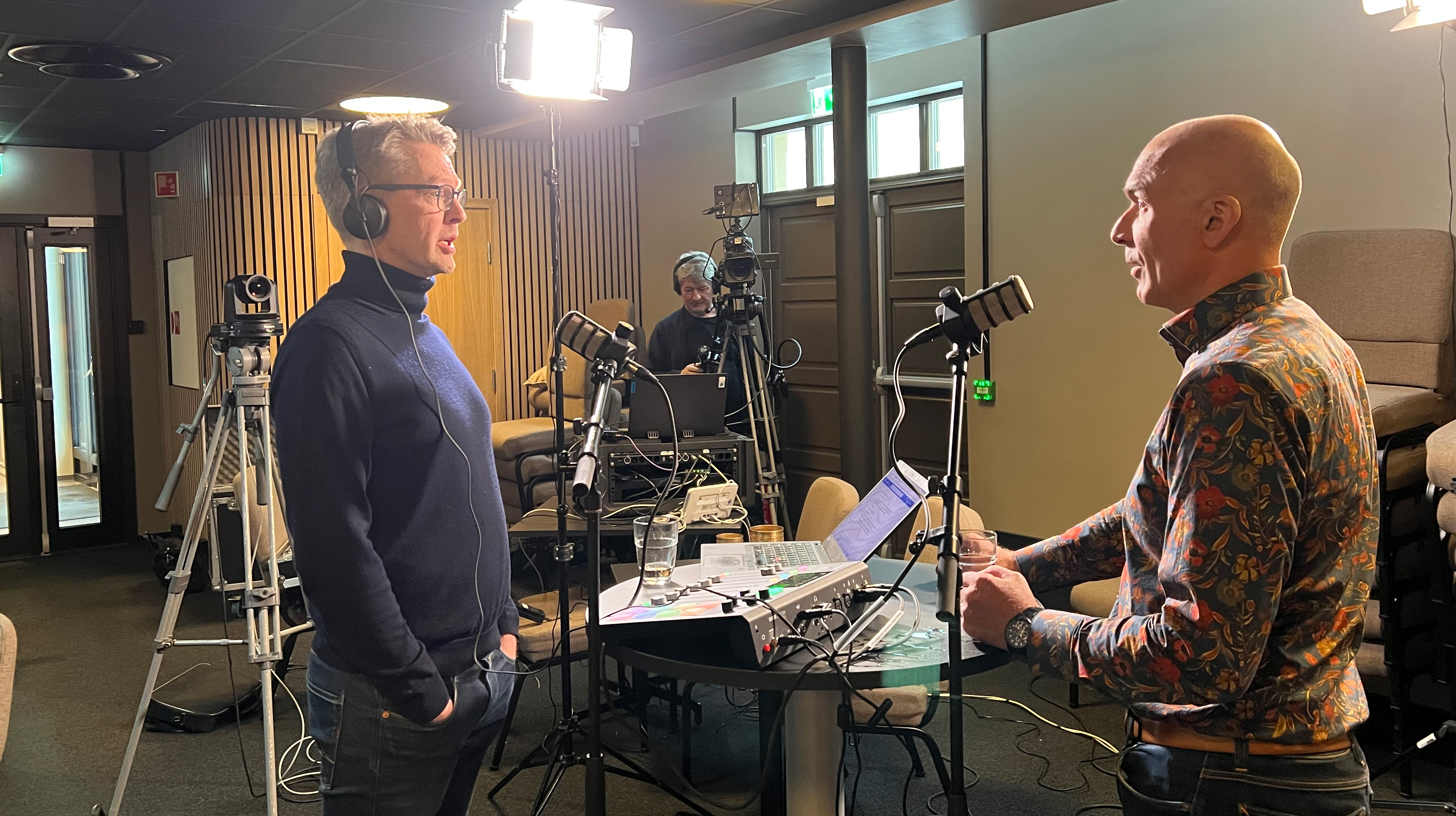 Programleder Magne Vik Ravndal (t.v) i samtale med pastor og Farmen-deltager Erlend Indergaard. Denne samtalen blir en av podkastene i første sesong av "På trua laus", og akkurat denne sendes både som lyd- og videopodkast. I bakgrunnen TV-produsent Jon Ola Lien.