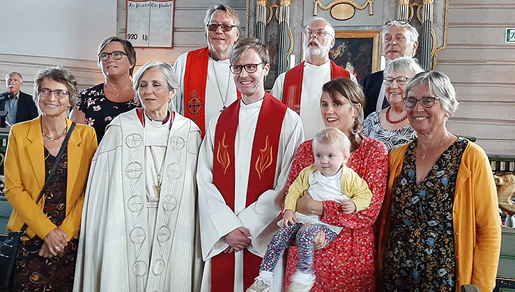 Noen av de medvirkende under ordinasjonen av Fredrik Danielsen til ny sokneprest i Hemne. Fra venstre: Mariann Espeland (Heim menighetsråd), Inger Karin Foseide (Halsa menighetsråd), biskop Herborg Finnset, prost Dagfinn Thomassen, ny sokneprest Fredrik Danielsen, sokneprest i Snillfjord Jon Nilsen, Margaryta Teslina (Fredriks kone) med Sofia på armen, Jan Roald Sandvik, Maria Stolsmo (Hemne menighetsråd) og Astri Wessel (Vinje menighetsråd)