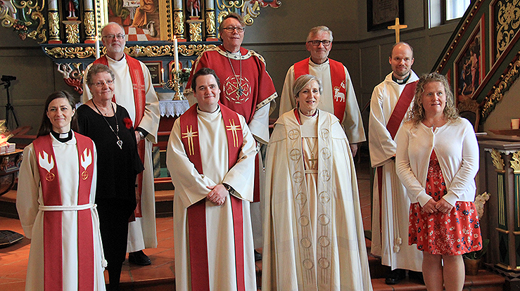 Medvirkende under ordinasjonsgudstjenesten i Meldal kirke, søndag 3. mai. Fra venstre: Elfrid-Marie Bakken, Britt Ingeborg Hansen, Jon Nilsen, nyordinert sokneprest Jonas Jensen Dahlberg, prost Dagfinn Thomassen, biskop Herborg Finnset, Sveinung Tennfjord, Magne Krogsgaard og Sissel Muan. (Foto: Noralf Ljøkjell)