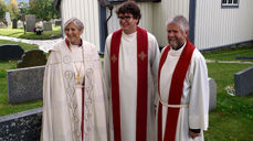 Den nyordinerte presten Andreas Støvik Aspeland (i midten) sammen med biskop Herborg Finnset og far og sokneprest Arne Aspeland.