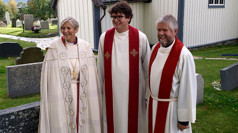 Den nyordinerte presten Andreas Støvik Aspeland (i midten) sammen med biskop Herborg Finnset og far og sokneprest Arne Aspeland.