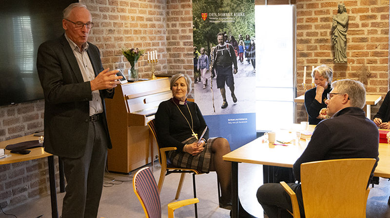 Regionleder i Norsk Luthersk Misjonssamband, Johannes Selstø, var en av møtedeltagerne som fortalte biskop og organisasjonskolleger om sitt arbeid. (Foto: Magne Vik Bjørkøy)