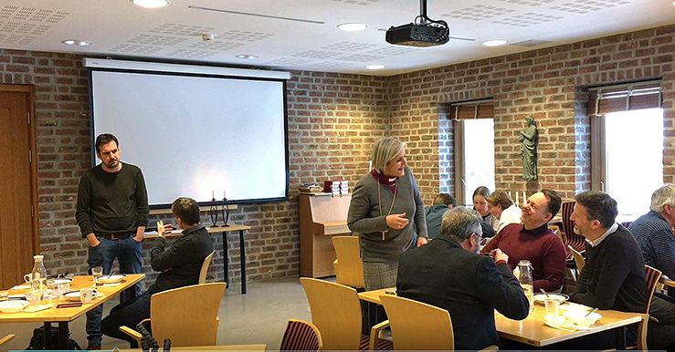 Biskop Herborg fikk en hyggelig prat med representantene for de ulike kristne organisasjonene under møtet i Erkebispegården. (Foto: Magne Vik Bjørkøy)