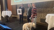 Organisasjonsdiakon Hilde Løwén Grumstad i KABB og tidligere deltaker på pilegrimsvandring med KABB Mette Müller tok i mot pilegrimsprisen 2024 i Erkebispegården i Trondheim. Alle foto: Nidaros bispedømme