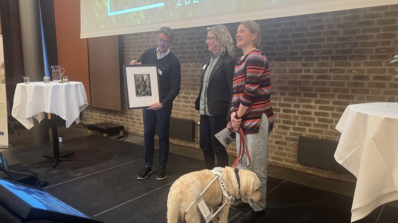 Organisasjonsdiakon Hilde Løwén Grumstad i KABB og tidligere deltaker på pilegrimsvandring med KABB Mette Müller tok i mot pilegrimsprisen 2024 i Erkebispegården i Trondheim. Alle foto: Nidaros bispedømme