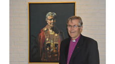 Biskop em. Tor Singsaas var godt fornøyd med hvordan han er fremstilt av portrettkunstner Håkon Gullvåg. (Alle foto: Magne Vik Bjørkøy)