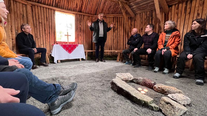 Preses Olav Fykse Tveit velsignar kyrkjegamma på Drag under besøket i Hamarøy kommune. Foto: Thomas Berbom