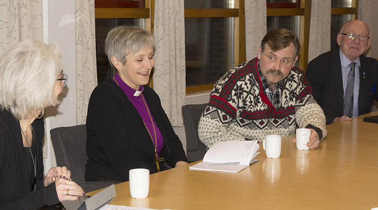 Viktig orientering til morgenkaffen for biskop Herborg. Her flankert av stiftsdirektør Gunn Karlsaune (fra venstre), ordfører i Snillfjord, John Lernes og varaordfører i Orkdal, Jørgen Indergård. (Foto: Vibeke Oddvik, Orkdal kommune)