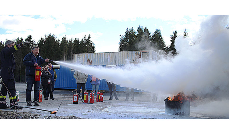 Kirkeverge i Steinkjer, Gunnvald Granmo, fikk prøve å slukket brann under fagdagen i Nord-Innherad prosti. (Alle foto: Arne Opdal)