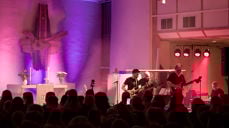 Tunge riff preget husbandet under rockegudstjenesten i Kolstad kirke . (Alle foto: Olav Leistad Hove)