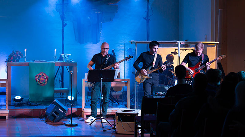 Husbandet, under ledelse av trosopplæringskoordinator Bjørn-Olav Berg (t.v), ledet menighetssangen under rockegudstjenesten i Kolstad kirke. (Foto: Olav Leistad Hove)