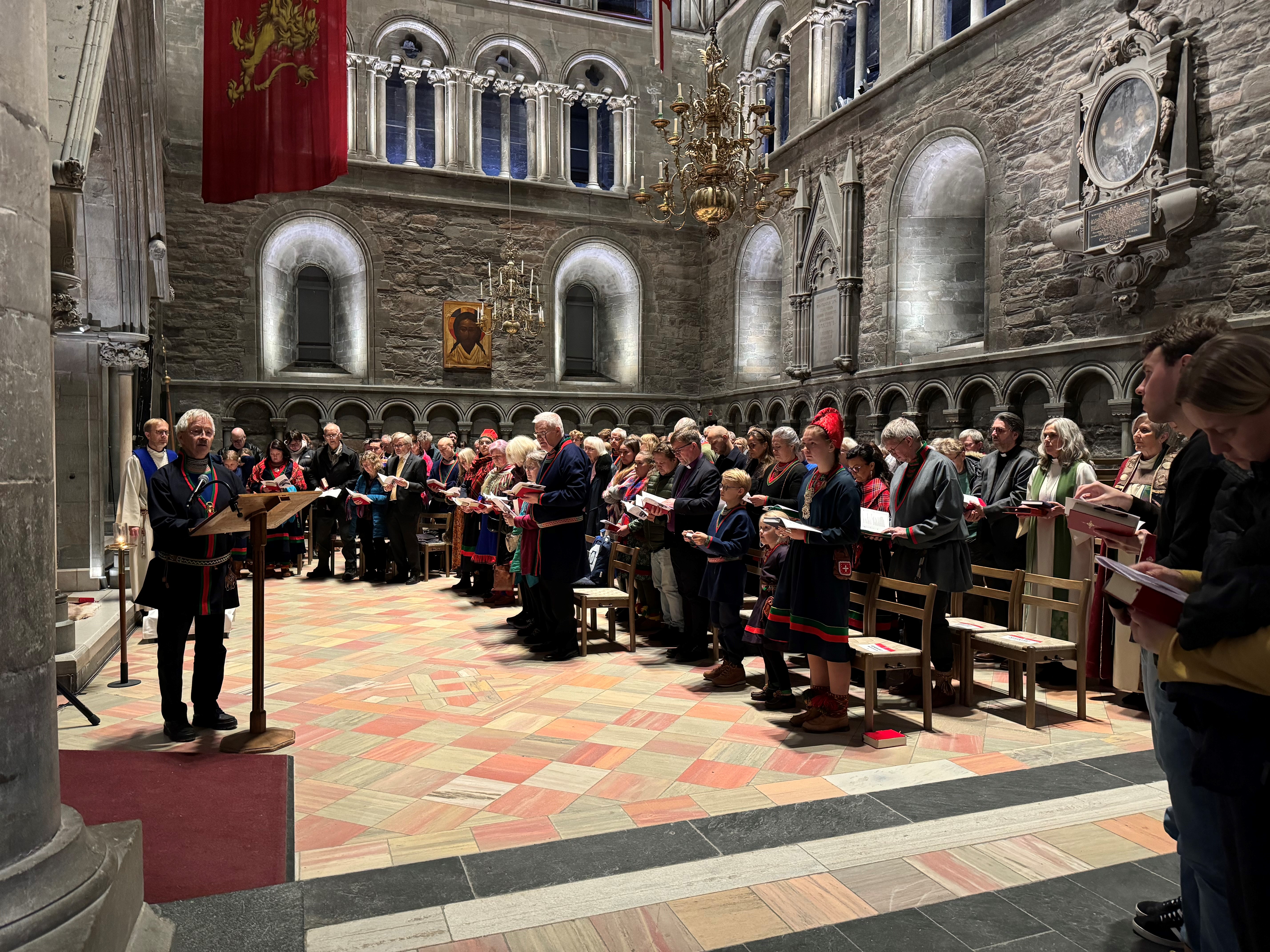Tidligere prest i sørsamisk menighet Bierna Leine Bientie har brukt 40 år på å oversette Det nye testamentet til sørsamisk. I helga var det markering i Trondheim og feiring med høymesse i Nidarosdomen.