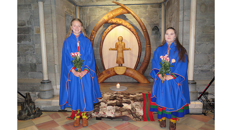 Jonna Dunfjeld Mølnvik fra Snåsa og Maria Victoria Bientie Sivertsen fra Sørli fra Saemien Åålmege ble konfirmert i Nidarosdomen søndag den 13.august. (Foto: Meerke Krihke Leine Bientie)