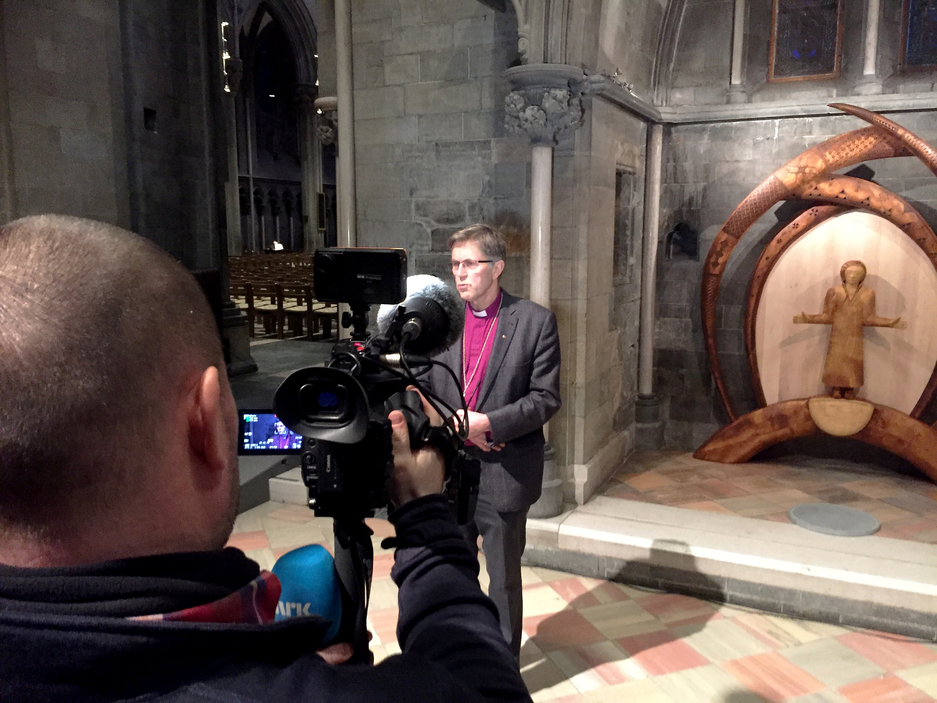 Biskop Tor Singsaas var en av dem som tok initiativet til den nye samiske alterutsmykningen i Nidarosdomen. Her viser han frem resultatet til media. (Foto: Sjur Olsborg)