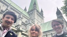 Eivind Rindal (t.v), leder i Trondheim Pride ser for seg et pusterom i Nidarosdomen under Trondheim Pride. Her sammen med Christine Therese Aspenberg, 1. konsulent Formidling, NDR og sokneprest Andreas Grandy-Teig i Nidaros domkirkes sokn.