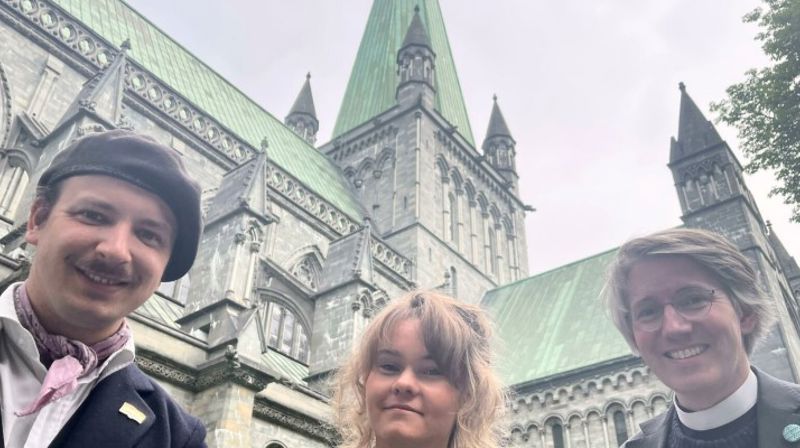 Eivind Rindal (t.v), leder i Trondheim Pride ser for seg et pusterom i Nidarosdomen under Trondheim Pride. Her sammen med Christine Therese Aspenberg, 1. konsulent Formidling, NDR og sokneprest Andreas Grandy-Teig i Nidaros domkirkes sokn.