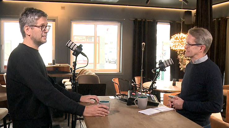 Thomas Brøndbo (t.v) har vært artist på heltid i om lag 20 år. I «På trua laus» fra Braa Bar i Namsos deler han erfaring og tru i samtale med programleder Magne Vik Ravndal.. 