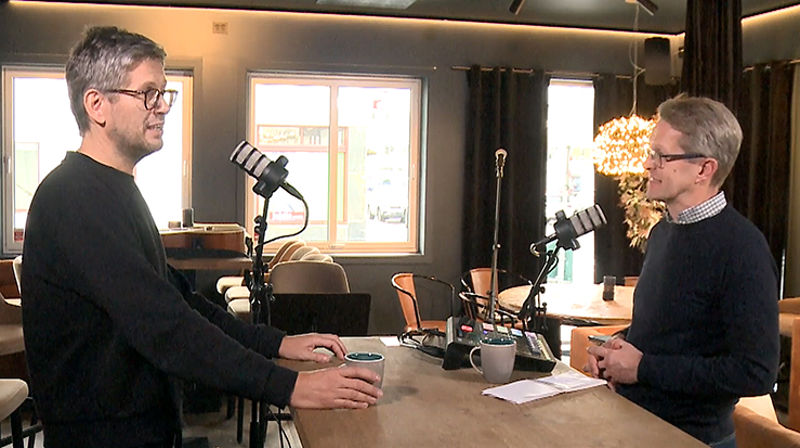 Thomas Brøndbo (t.v) har vært artist på heltid i om lag 20 år. I «På trua laus» fra Braa Bar i Namsos deler han erfaring og tru i samtale med programleder Magne Vik Ravndal..