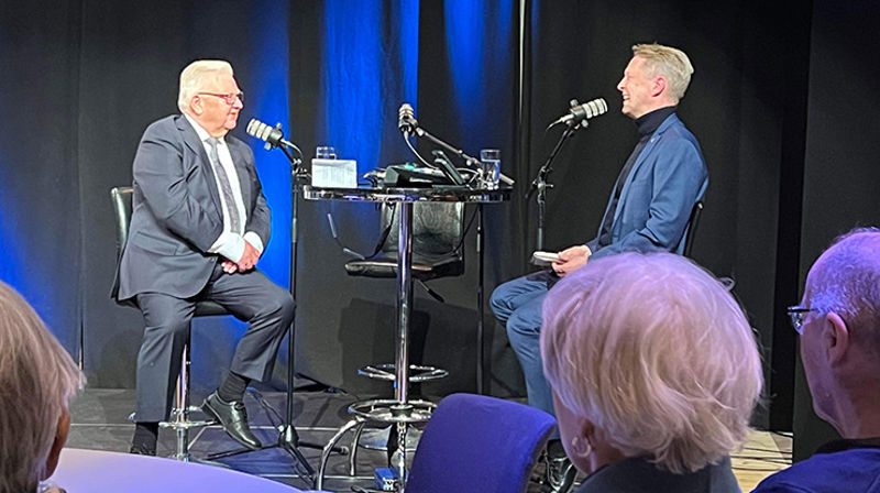 Tor Haugmark (t.v) er en av gjestene som har møtt programleder Magne Vik Ravndal i «På trua laus». Han fortalte sin historie live på scenen i Stiklestad nasjonale kultursenter.