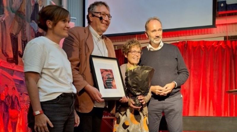 Styreleder i Kirkens SOS Trøndelag, Dagfinn Thomassen, tar i mot prisen av Trond Giske sammen med frivillig Kjellrun Krutvik Mosdal.