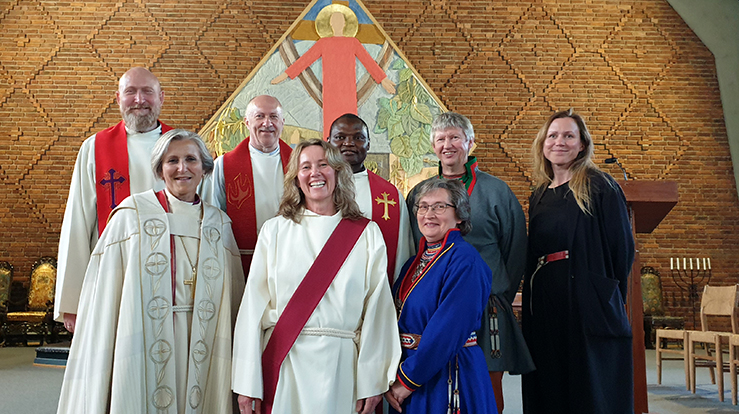 Medvirkende under diakonvigslingen i Namsos kirke. Bak fra venster: prost i Namdal Håkon Olaussen, prostiprest Oddbjørn Stjern, sokneprest Mark Akali, diakon i Saemien Åålmege Bertil Jönsson og kantor Elina Karpinska. Foran fra venstre: Biskop Herborg Finnset, nyvigslet diakon Astrid Gustad Angelus og daglig leder i Saemien Åålmege Monika Kappfjell. 