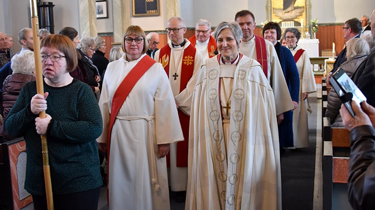 Nyvigslet diakon Anne Talsnes Flatmo sammen med biskop Herborg Finsnet i Singsås kirke. 