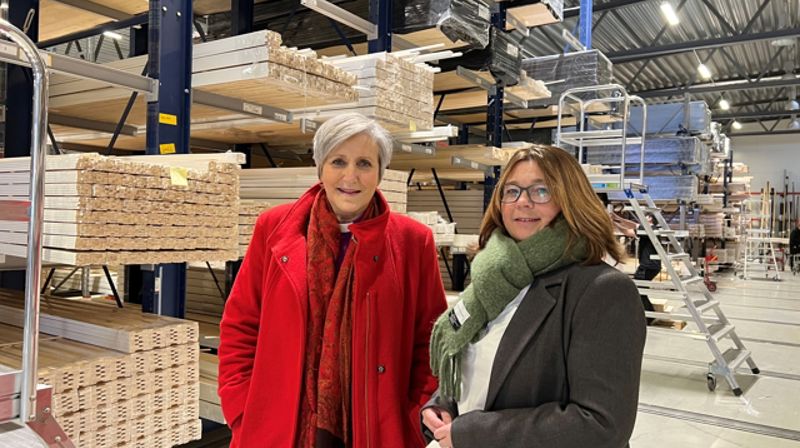 Biskop Herborg besøkte det lokale næringslivet i Rindal. Her besøker hun Rindalslist og daglig leder Hege Gåsvand. Alle foto: Olav Dahle Svanholm.