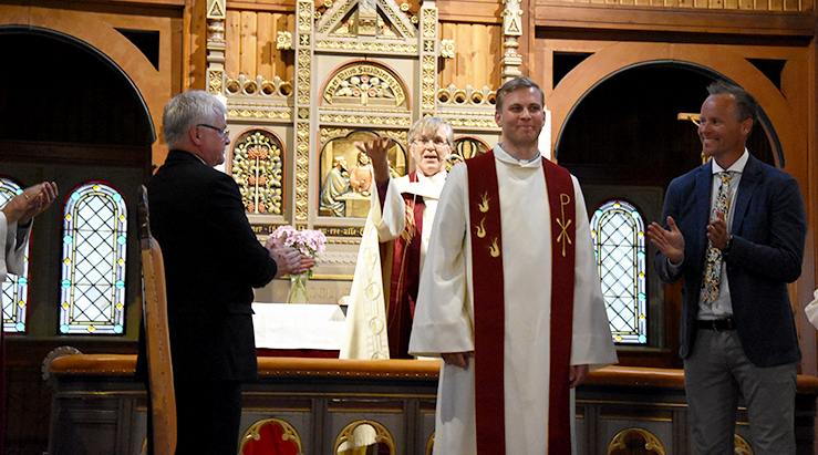 Rett etter at det høytidelige ordinasjonsløftet er avgitt ved alterringen i Strinda kirke. Biskop Tor Singsaas kan annonsere at Ole Kristian Bratseth er ny prest i Nidaros bispedømme, og fadderne Magne Kopperstad (t.v) og Ståle Bratseth (t.h) applauderer. (Alle foto: Magne Vik Bjørkøy)