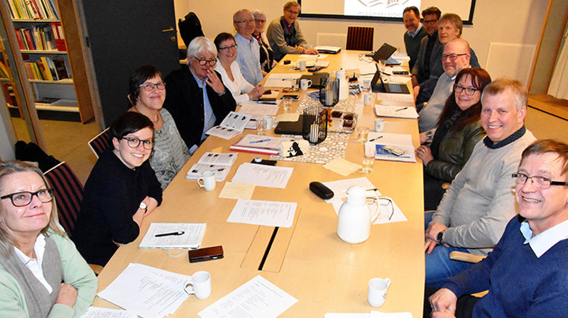 Noen av dem som arbeider for en pilegrimsled langs norskekysten, samlet i Erkebispegården i Trondheim. Fra venstre og rundt bordet: Cathrine Roncale (Nidaros pilegrimsgård), Guro Vistad (Nidaros pilegrimsgård), Laila Støen (KystNorge AS), Knut Wiik (Sør-Trøndelag fylkeskommune), Marita Aarvik (Kystpilegrimsleia), Egil Eide (Kystlaget i Trondheim), Ann-Helen Fjeldstad Jusnes (Biskop i Sør-Hålogaland), Tor Singsaas (Biskop i Nidaros), Einar Vegge (Nidaros bispedømme), Hans Morten Løvrød (Nasjonalt pilegrimssenter), Bernt Aanonsen (Pilegrim i Nord/Sør-Hålogaland bispedømme), Steinar Bjerkestrand (Nidaros Domkirkes Restaureringsarbeider), Gunn Kristin Ørsleie (Ørland kultursenter), Hallgeir Grøntvedt (Reformasjonsprosjektet Ørlandet) og Odd Willy Johanssen (Trondenes/Nord-Hålogaland bispedømme)