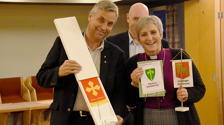 God stemning i møtet mellom biskop og ordførere på Innherred, da Bjørn Iversen la Verdals kommuneflagg sammen med de to andre. (Alle foto: Magne Vik Bjørkøy) 