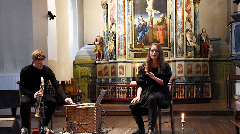 Forteller Helga Samset og musiker Jonas Vemøy Kilmork formidler en sterk og inntrykksfull bibelhistorie i forestillingen «Jakob - veien hjem er lang». (Foto: Magne Vik Bjørkøy)