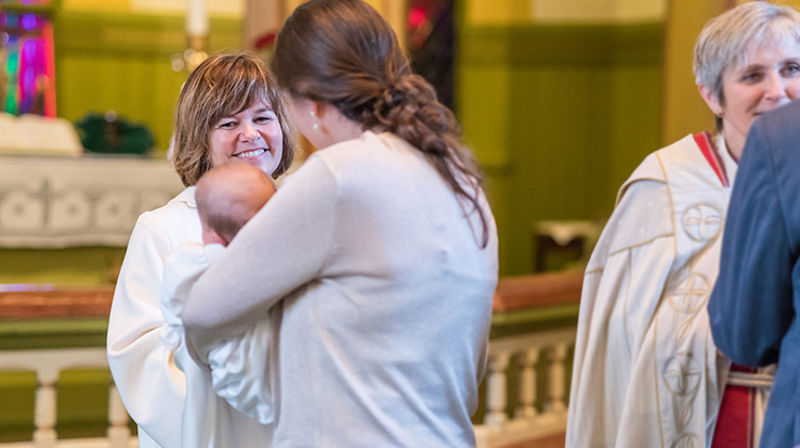Smilet var selvfølgelig på plass, da diakon Rønnaug Torland Løvrød ble vigslet til tjenesten i Levanger kirke. (Alle foto: Magnus Løvrød)