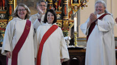Brede smil etter at Tone Njøs er viglset til diakon i Melhus kirke. Fra venstre Anne Hirsch, biskop Tor Singaas, Tone Njøs og Britt Arnhild Wigum Lindland. (Alle foto: Magne Vik Bjørkøy)