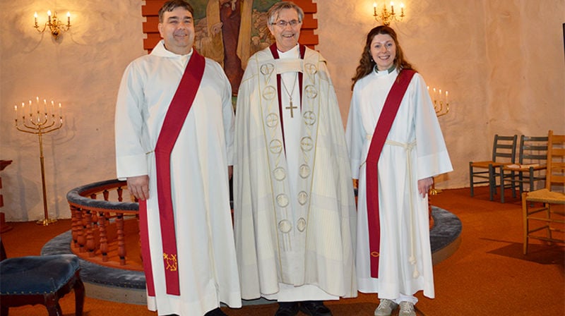 For første gang ble to medarbeidere vigslet samtidig i Hitra kirke. Fra venstre kantor Silvio Krauss, biskop Tor Singsaas og diakon Maria Anonsen. (Alle foto: Knut Freidar Reksen)