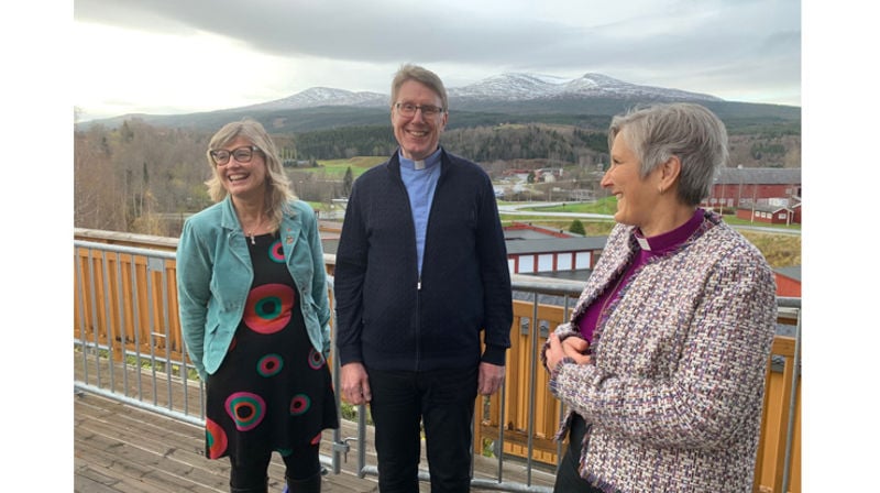 Ordfører Kjersti Kjenes, sokneprest Arne Magnus Smørvik og biskop Herborg Finnset i samtale på rådhus-terrassen. Foto: Olav D. Svanholm