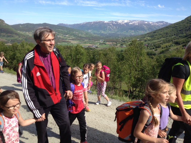 Biskop Tor blant barn og fugler i Oppdal