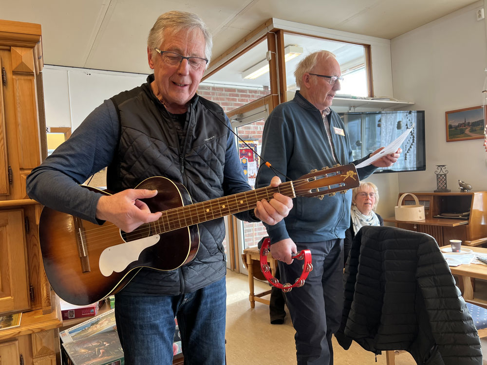 Kåre og Jan Haugan underholder på Grendabua på Innset