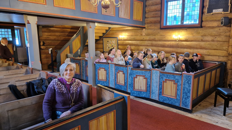 Biskop Herborg møtte elever fra Voll skole i Rennebu kirke. Foto: Øystein Flø
