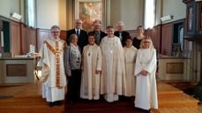 Staben og biskopen med følge i Åfjord kirke før visitasgudstjenesten. Sokneprest Kristian Kjenes, organist Astrid Elvebakk, prost Brita Hardeberg , biskop Tor Singsaas, menighetspedagog/diakoniarbeider Stine Kjenes,, diakoniarbeider Ruth Marine Murvold Olsen. Bak: Kirkeverge Helge Nilsen, Kirketjener Reidar Moen, kirketjener Ludvik Fageraunet og rådgiver Vigdis Aakre