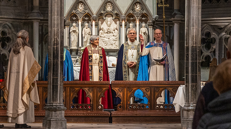 Fire biskoper lyste velsignelsen på fire språk; kvensk, sørsamisk, nordsamisk og lulesamisk. Fra venstre biskop Svein Valle (delvis skjult), biskop Herborg Finnset, preses Olav Fykse Tveit og biskop Olav Øygard. (Foto: Heidi Olsen) 