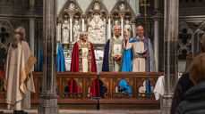 Fire biskoper lyste velsignelsen på fire språk; kvensk, sørsamisk, nordsamisk og lulesamisk. Fra venstre biskop Svein Valle (delvis skjult), biskop Herborg Finnset, preses Olav Fykse Tveit og biskop Olav Øygard. (Foto: Heidi Olsen)