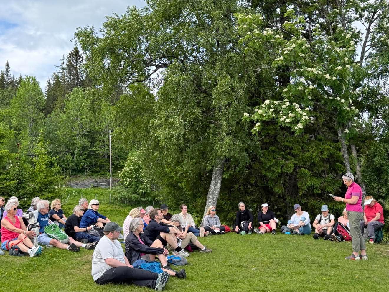 Biskop Herborg delte en refleksjon med deltagerne på pilegrimsvandringen under bispevisitasen (Foto: Aud Kristin Saltvik Aasen)