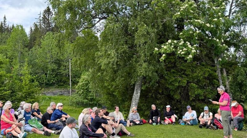 Biskop Herborg delte en refleksjon med deltagerne på pilegrimsvandringen under bispevisitasen (Foto: Aud Kristin Saltvik Aasen)