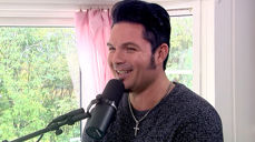 Musikeren Børge Rømma fikk livet forandret da han møtte et lys på soverommet. (Bilde fra TV-versjonen av podkasten «På trua laus»)