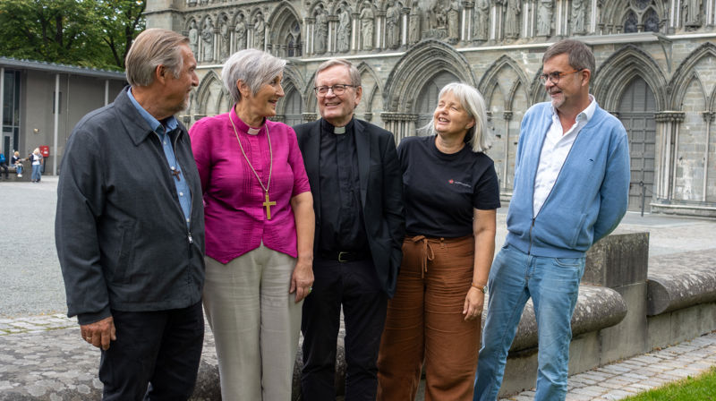 Sammen om bønn på Stiklestad. Fra venstre: Evangelist Håkon Fagervik, biskop Herborg Finnset, monsignore Egil Mogstad, pilegrimsprest Ingrid Bolstad Kunzendorf og Idar Kjølsvik fra jubileumskomitéen. Foto: Magne Vik Ravndal