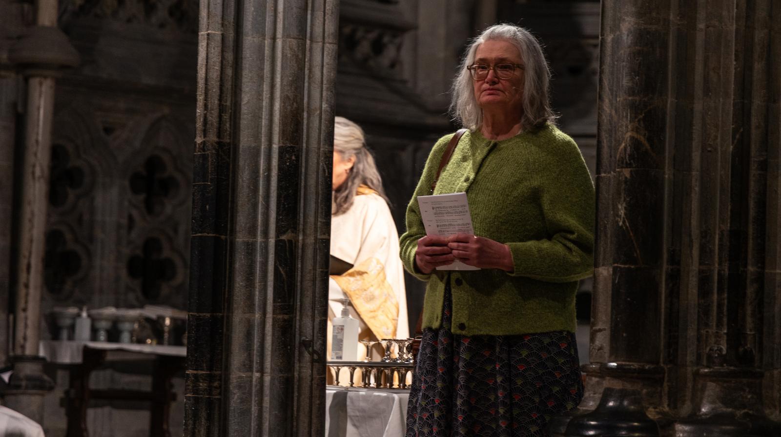 Mona Undisdatter leste diktet «Tunga mi krøller seg» i Nidarosdomen. (Foto: Heidi Olsen)