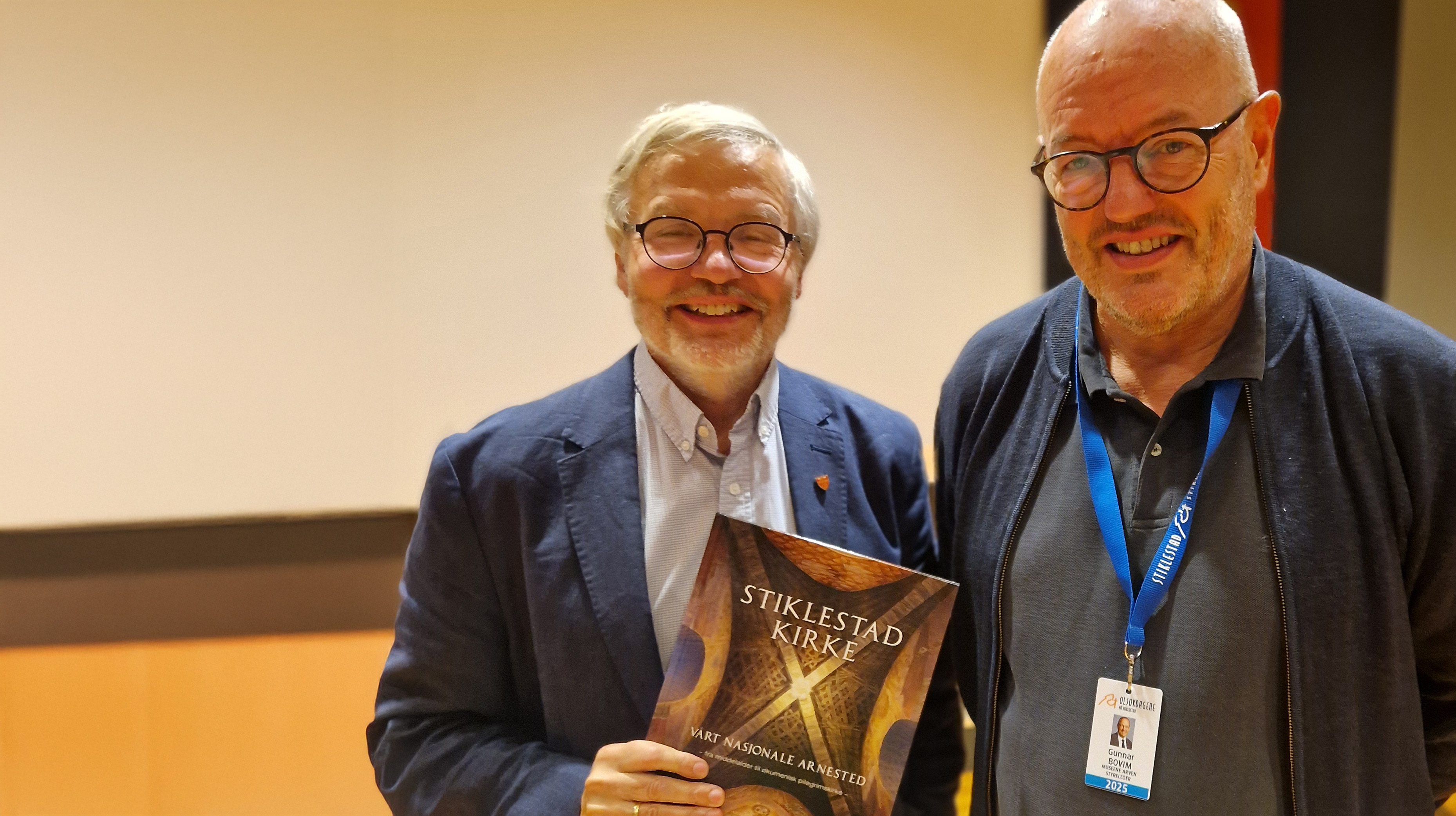 Harald Hegstad (t.v) ble godt tatt i mot av Gunnar Bovim, som er styreleder i Museene Arven på Stiklestad (Foto: Børge Lund)