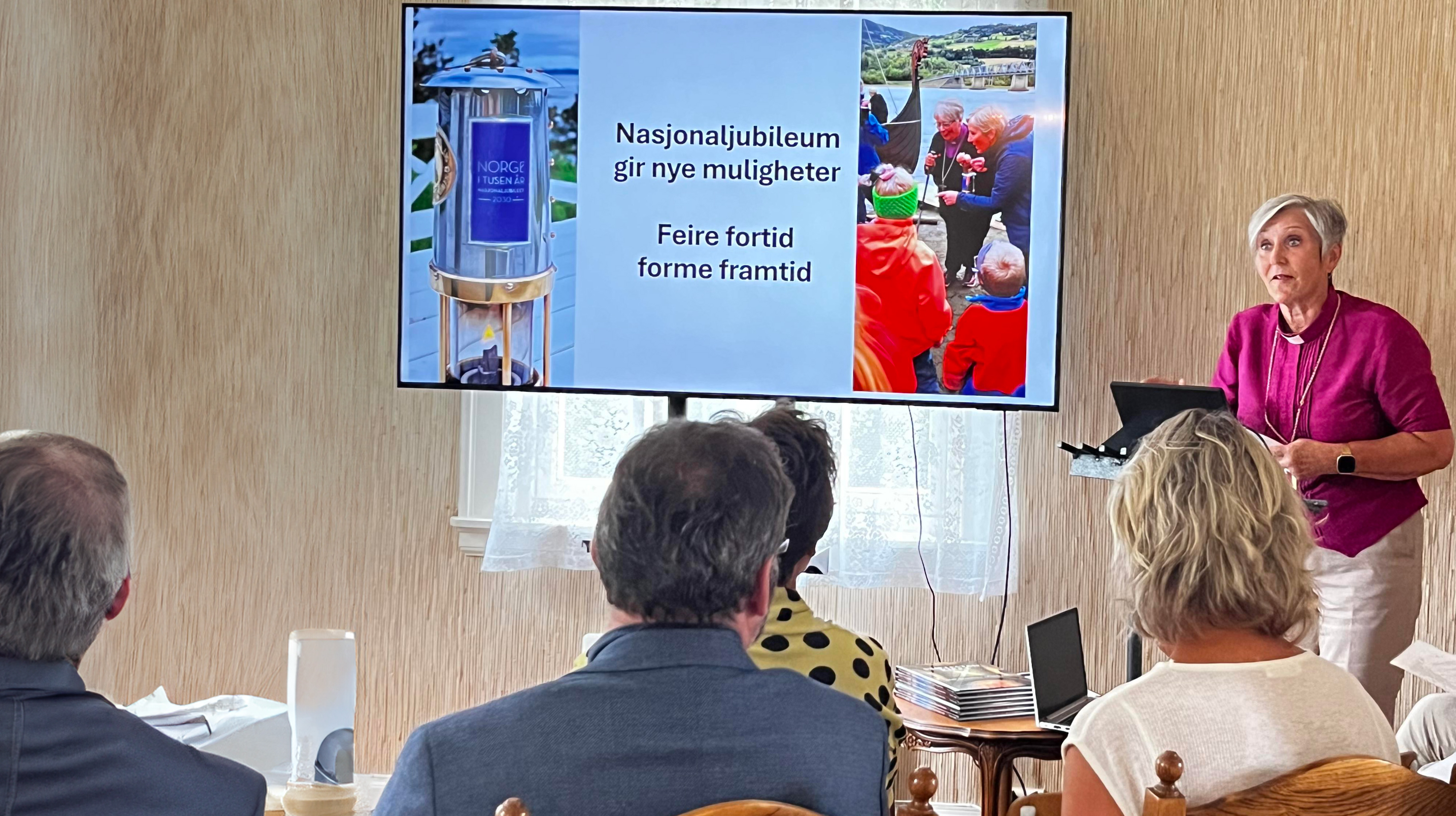 En engasjert biskop møtte representanter for myndigheter, kulturliv og kirke i Verdal prestegård. (Foto: Gunn Frisk Mogseth Skrove)