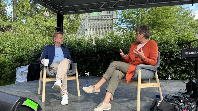 Ingrid Vad Nilsen (t.h) i samtale med programleder Magne Vik Bjørkøy på Olavsfest.