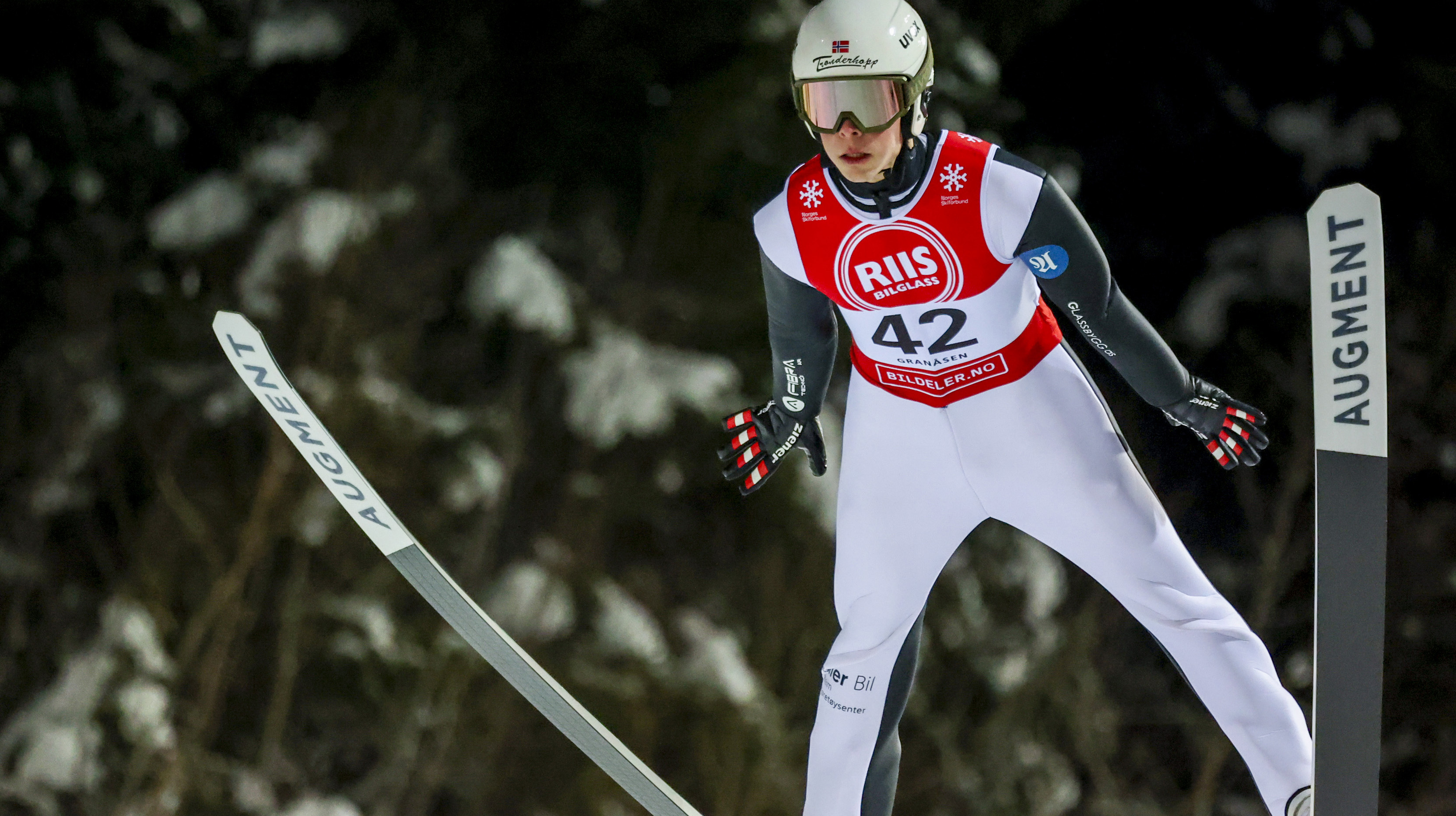 Isak Andreas Langmo satser for fullt på hoppkarriéren. Trua hjemmefra harhan med seg i svevet. Bildet er tatt under NM i hopp, stor bakke, som arrangeres i Granåsen i Trondheim. Foto: Jan Langhaug / NTB